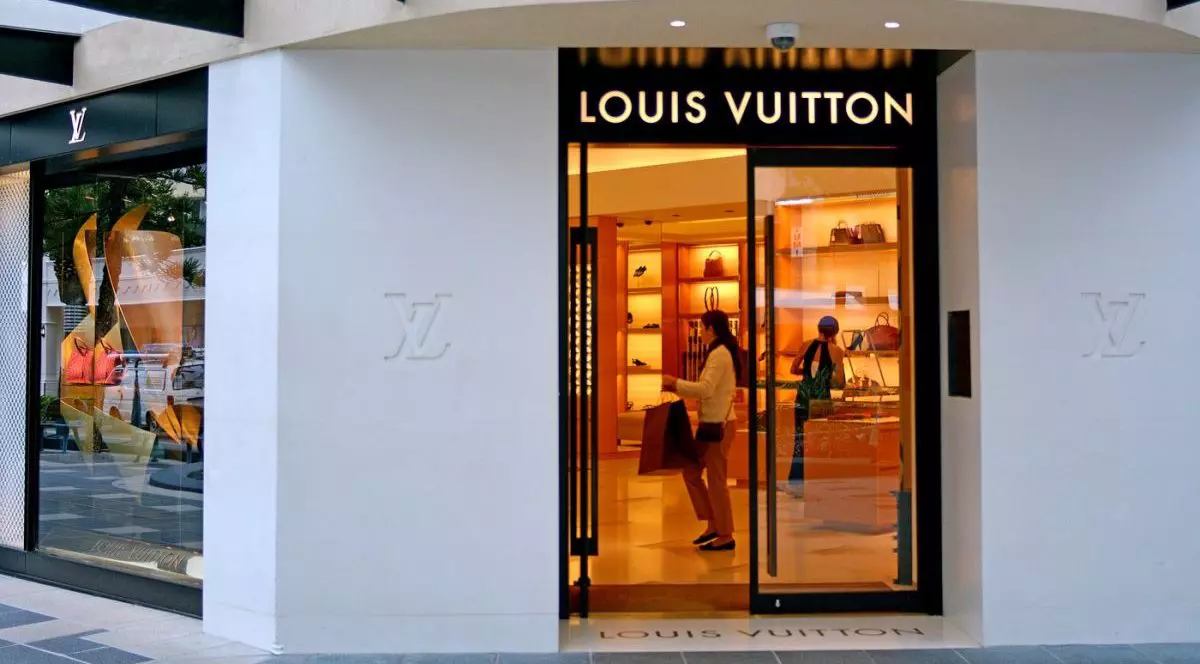 Două femei se văd într-un magazinul Louis Vuitton, Austria, 3 noiembrie 2014