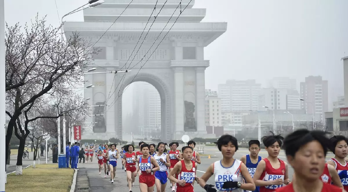 Participanții iau parte la cea de-a 31-a ediție a Maratonului Internațional Pyongyang din Pyongyang, la 6 aprilie 2025, ca parte a sărbătorilor care marchează nașterea liderului fondator al Coreei de Nord, Kim Il Sung, în 1912. Ultima ediție a Maratonului Pyongyang a avut loc în 2019, înainte de pandemie, în timpul căreia statul înarmat nuclear și-a închis granițele în încercarea de a stăpâni virusul.