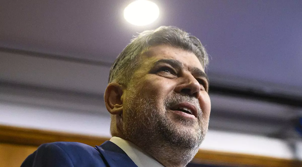 Premierul Marcel Ciolacu zâmbește încurcat