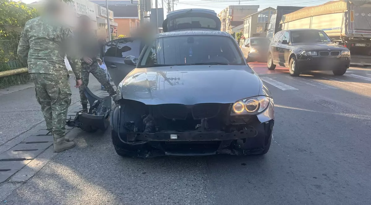 Poză cu mașina șoferiței lovite de TAB, în Filiași, Dolj. Vehiculul a rămas fără bara din față