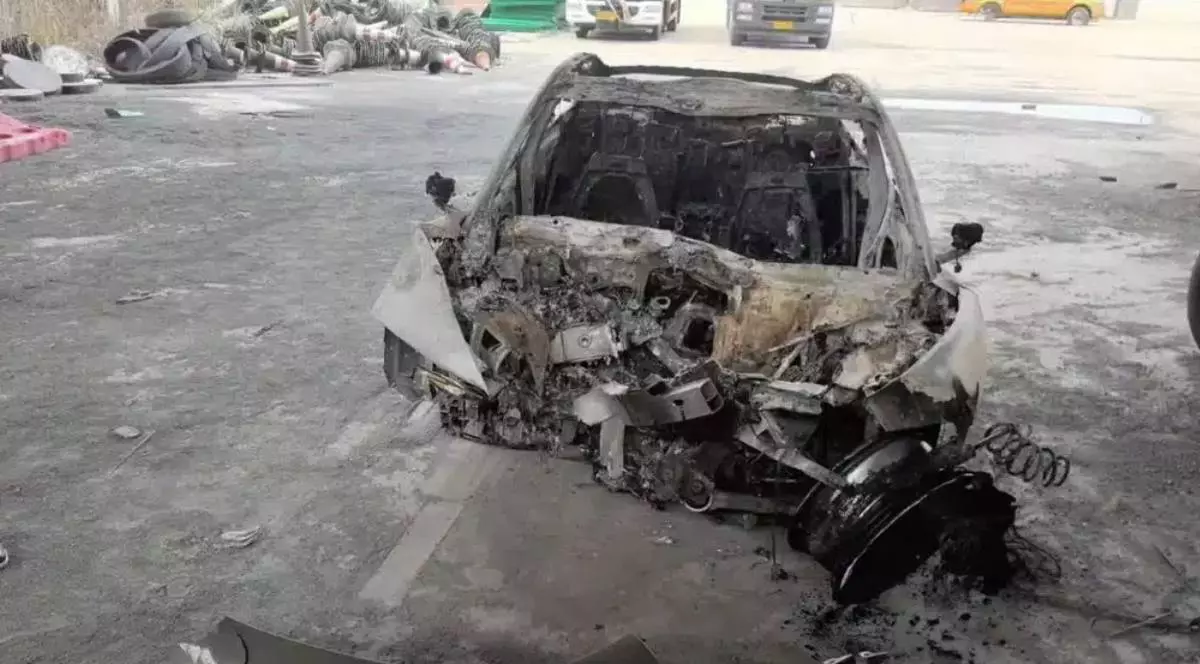 masina xiaomi dupa un accident si incendiu