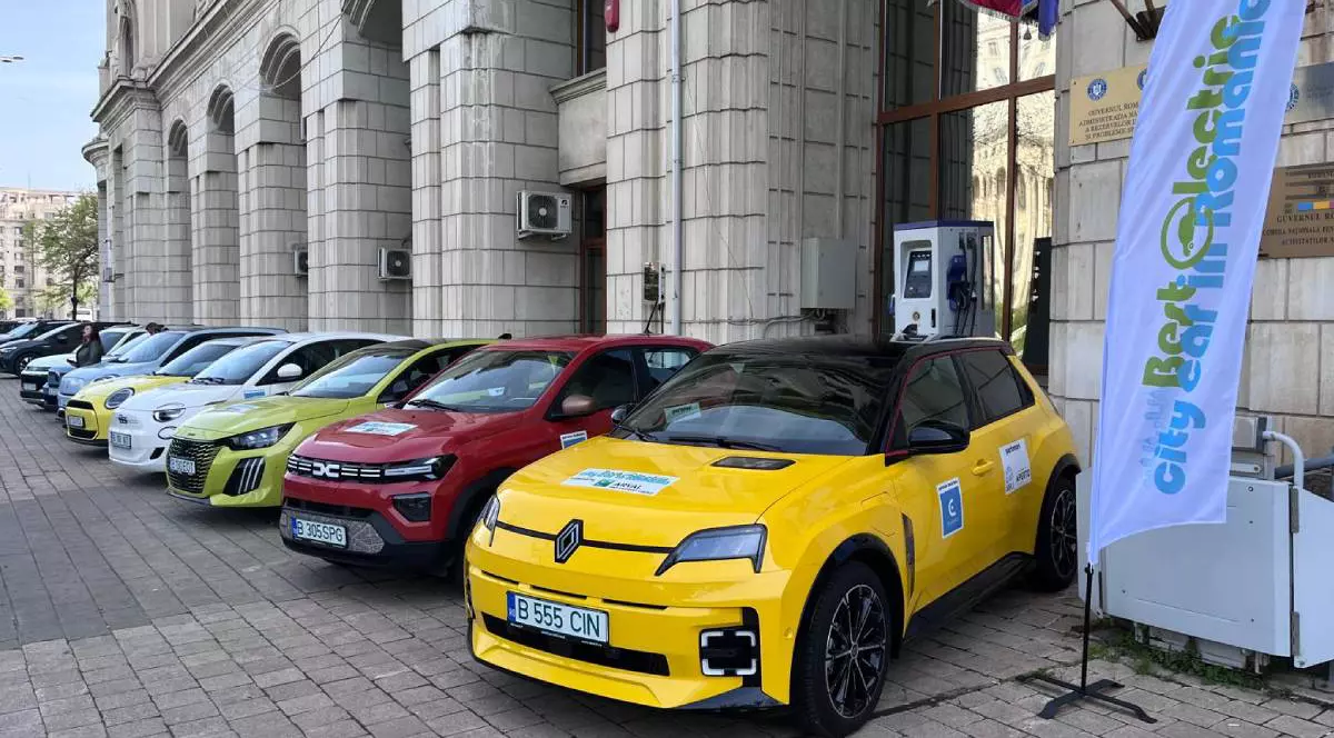 mai multe masini electrie parcate una langa alta, expuse pentru vizualizare