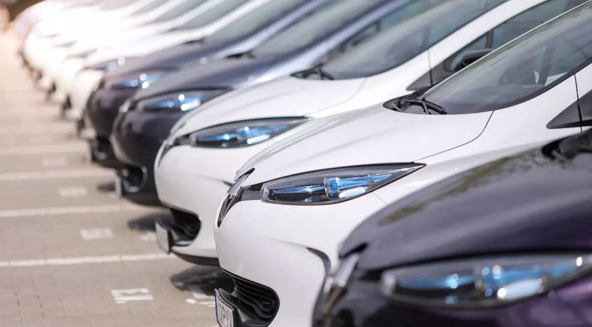 mai multe masini electrice intr-o parcare