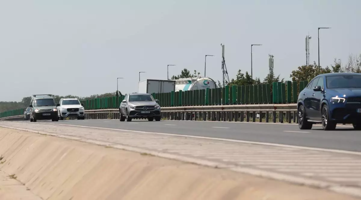 Mai multe mașini circulând pe Autostrada Soarelui cu două benzi pe sens. Cele două sensuri sunt separate de un parapet.