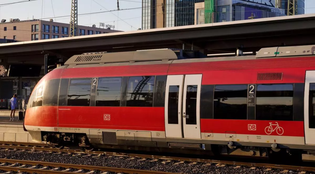 Metrou de suprafața rosu in gara