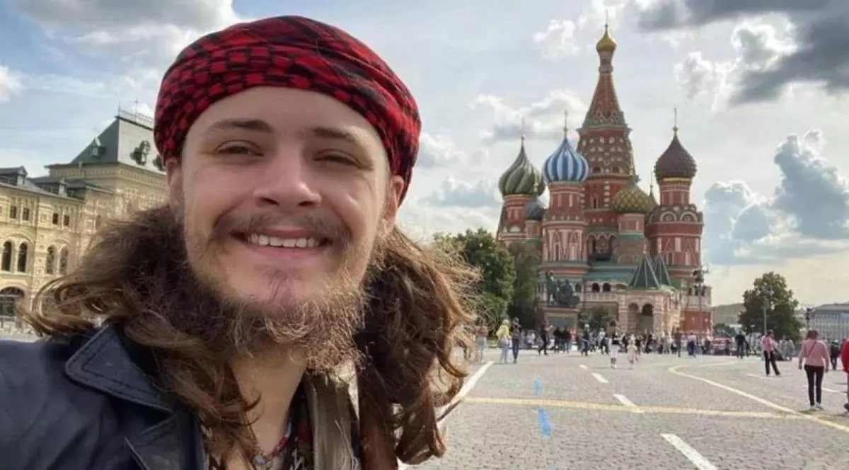 Poză cu fiul spionului american care a murit luptând în armata rusă, în timpul războiului din Ucraina. Acesta s-a fotografiat în Piața Roșie din Moscova