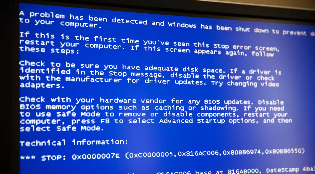 O eroare „blue screen of death” de pe sistemul de operare Microsoft Windows.