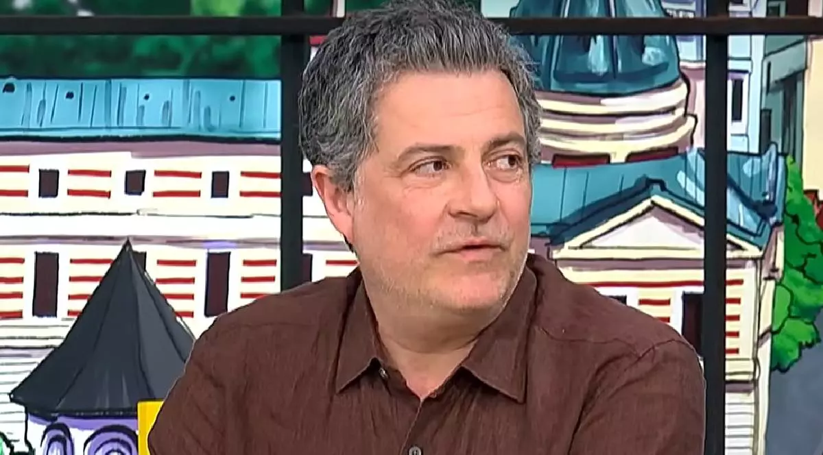 Mihai Călin poartă o cămașă bordo
