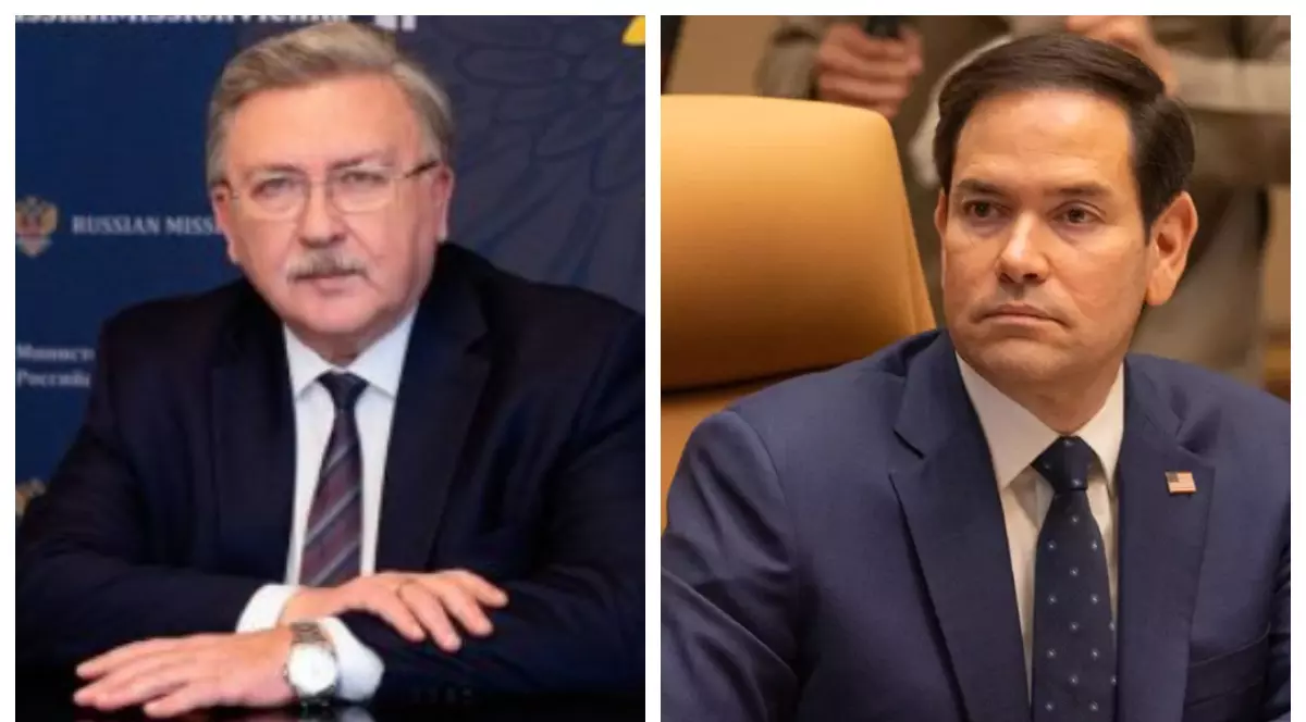 În imagine este ilustrat în partea stângă Mihail Ulianov, îmbrăcat în costum negru, cămașă albă și cravată. În partea dreaptă este Marco Rubio, îmbrăcat în costum albastru închis și cămașă albă