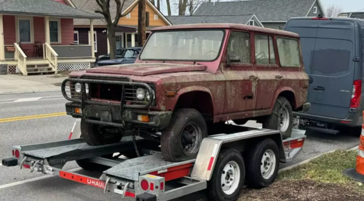 masina model aro pe o platforma, in statele unite, in spatele masinii se observa cateva case