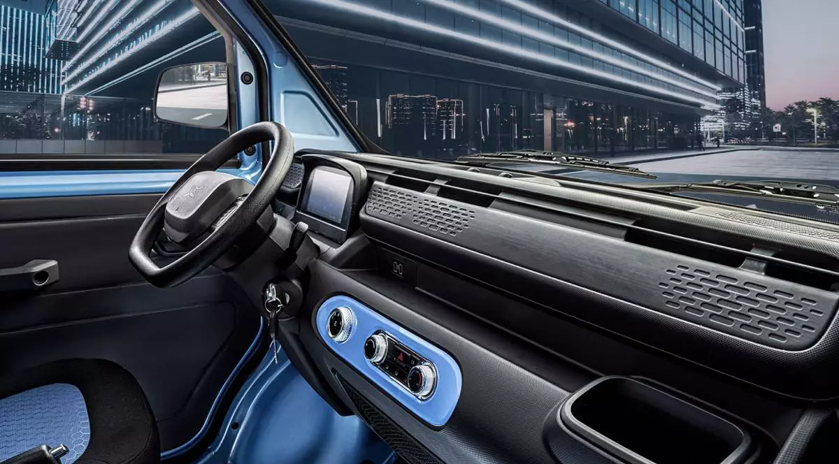 interior masina electrica cu detalii de culoare albastru cu negru