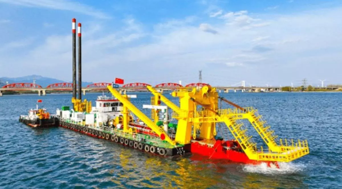 După locomotive pe baterii, chinezii au dat în folosință prima navă de dragare electrică din lume