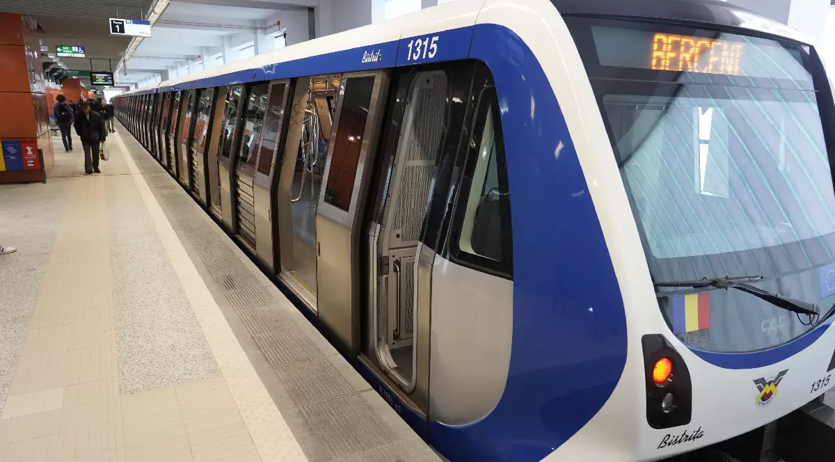 stație de metrou. un metrou în stație și câțiiva oameni pe peron