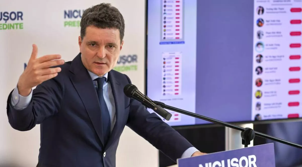 Nicușor Dan în timpul conferinței de presă, vorbind la microfon