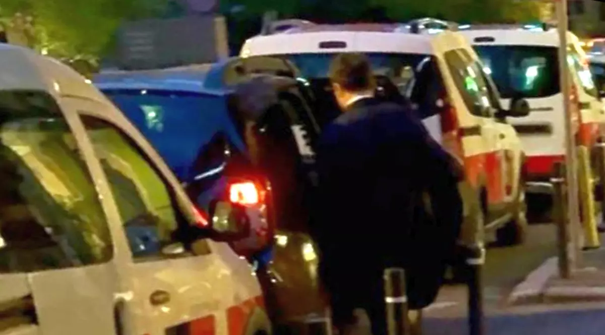 Nicușor Dan, urcând într-o mașină a PMB, după ce a fost la B1TV