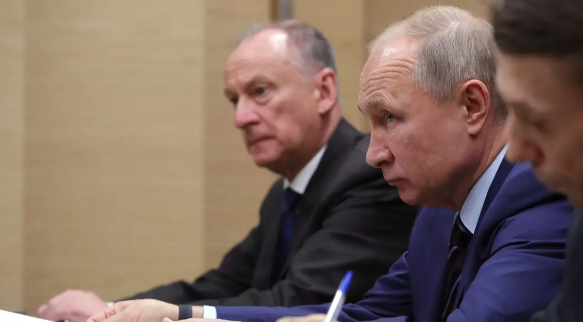 Nikolai Patrușev (în plan îndepărtat) și Vladimir Putin (în mijlocul imaginii) la o întâlnire oficială Foto: Hepta