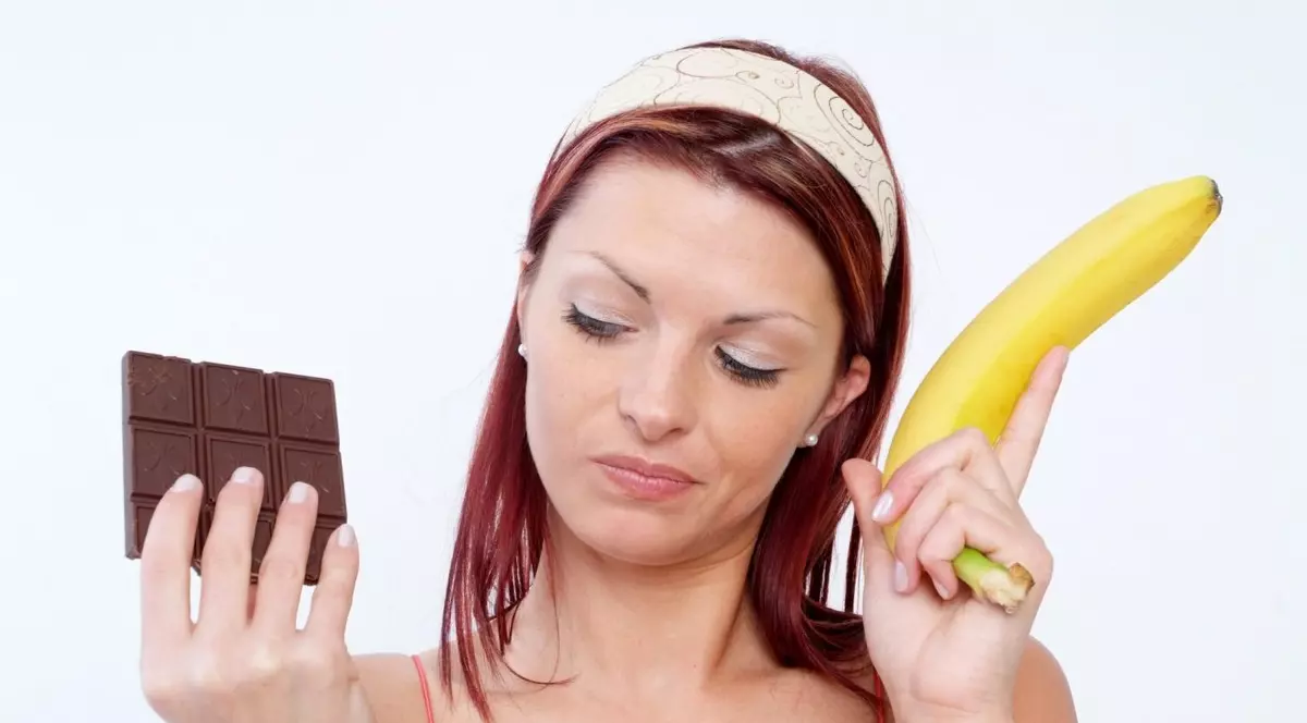 O femeie cu o banană în mână