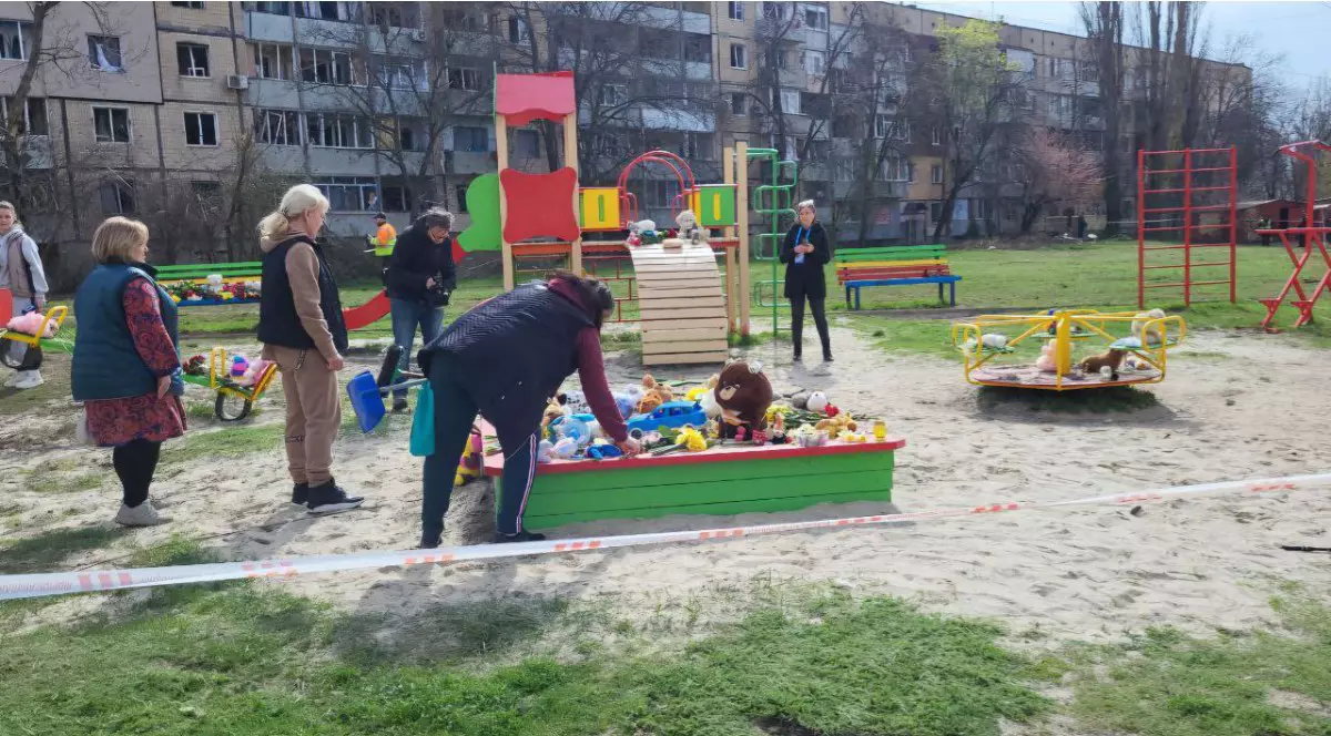 Oameni aduc omagii copiilor uciși de un atac rusesc in Krivoi Rog