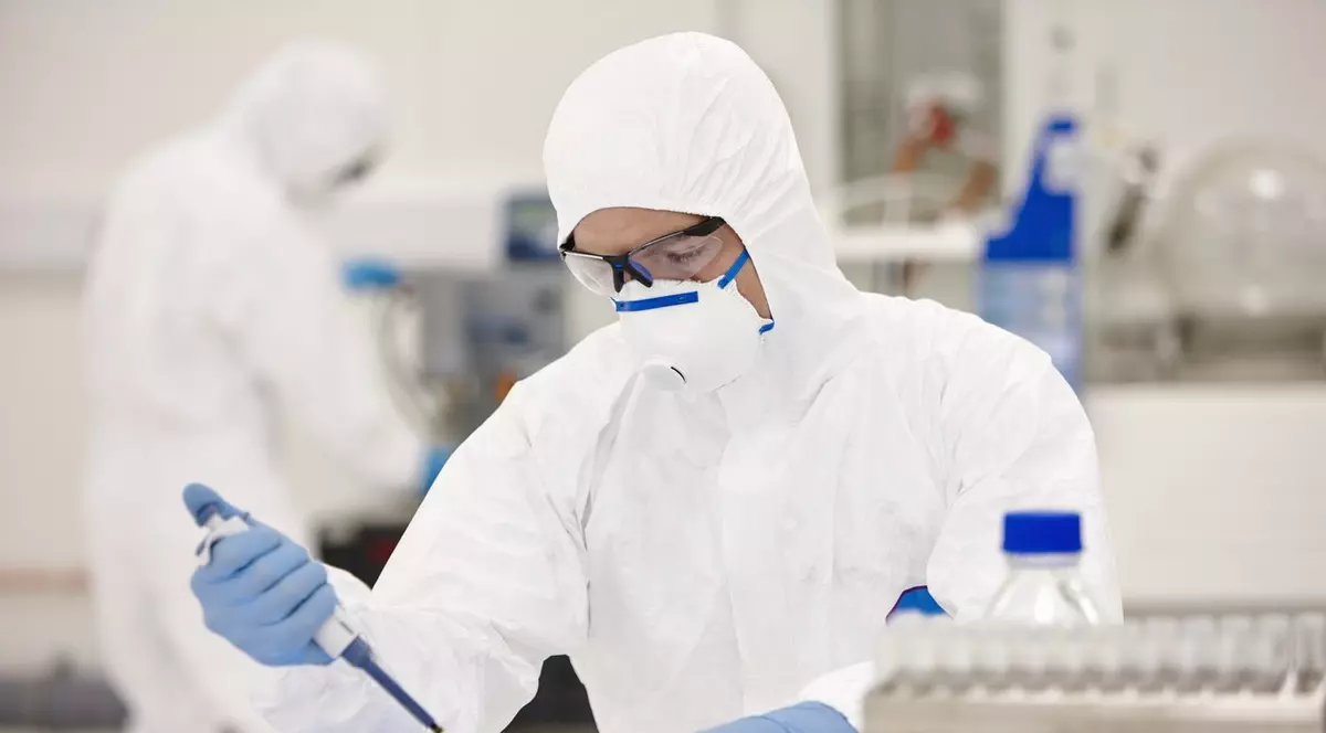 Oameni de știință lucrează într-un laborator. Imagine cu caracter ilustrativ Foto: Profimedia