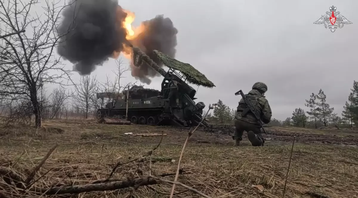 Un obuzier 2S5 Giatsint-S al armatei ruse trage în direcția unor poziții ucrainene Foto: Profimedia