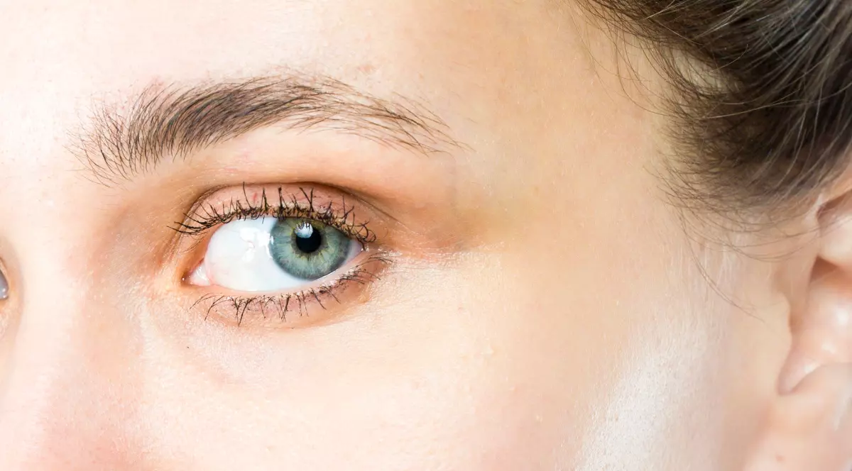 În imagine este ilustrat ochiul unei femei, de culoare verde-albastru