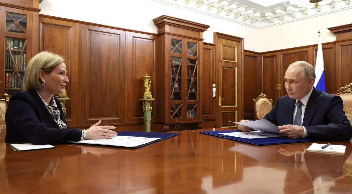 Olga Liubimova (stânga) și Vladimir Putin (dreapta) surprinși în timpul unei întâlniri la Kremlin, pe 4 aprilie 2025.