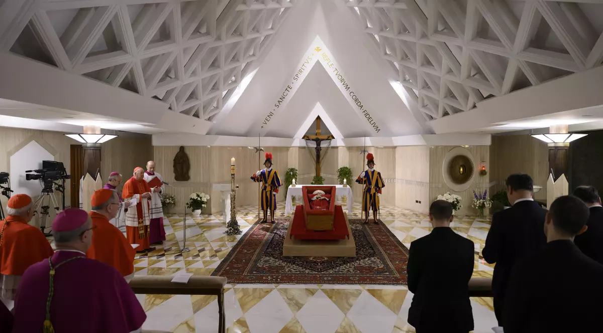 Papa Francisc, depus în sicriu. Maii mulți cardinali sunt în jurul catafalcului