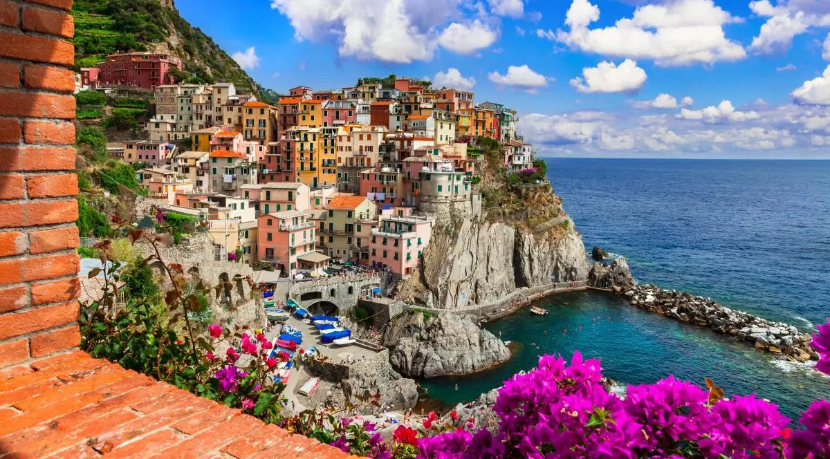 O destinație turistică foarte cunoscută și apreciată din Italia, Parcul Național Cinque Terre din Liguria, unde se văd sate colorate