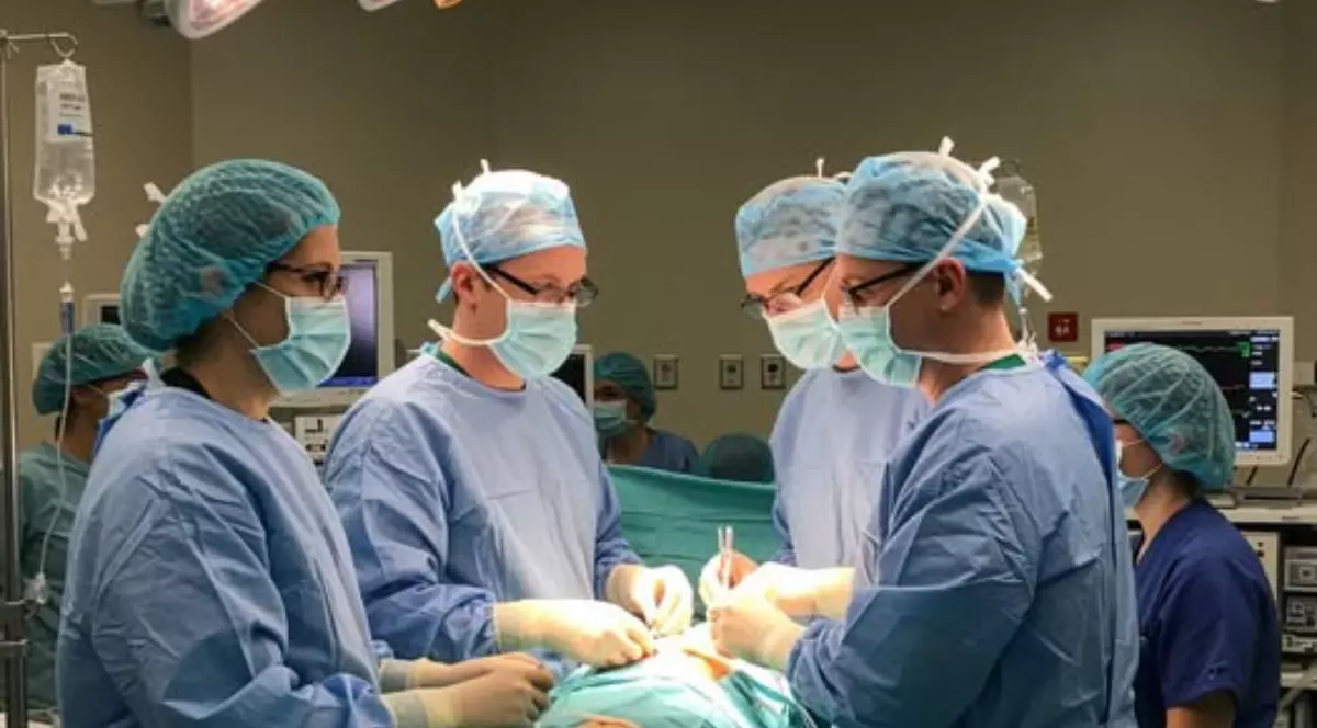 Echipa de chirurgi în sala de opratie asupra unui pacient