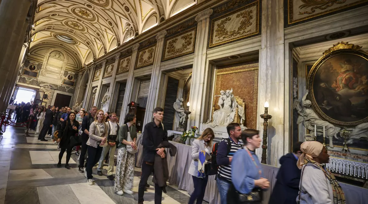 Pelerini veniți la mormântul Papei Francisc, în Bazilica Santa Maria Maggiore, pentru un ultim omagiu Foto: Hepta