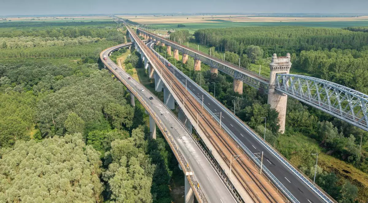 Podul Cernavodă peste Dunăre pe autostrada A2 între București și Constanța. Fotografie făcută după repararea drumului.