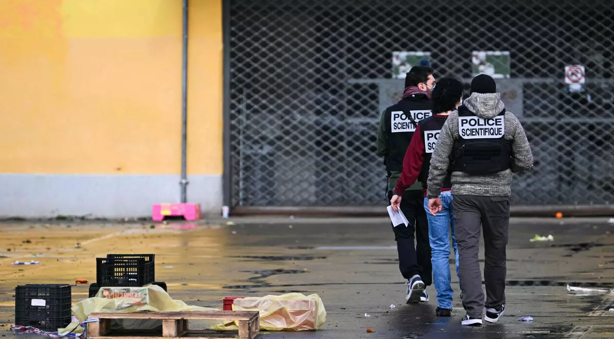 trei politiști criminaliști francezi, fotograafiați din spate