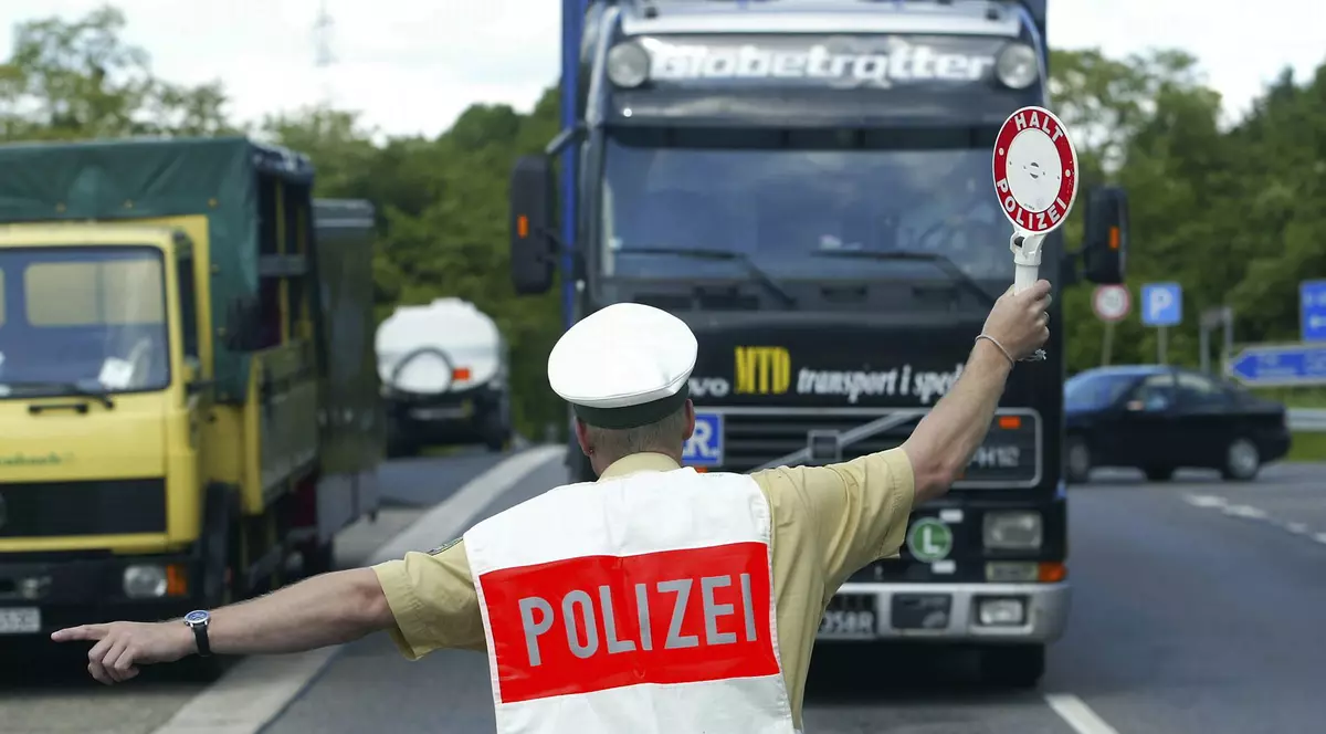 Poză cu un polițist care trage pe dreapta un TIR