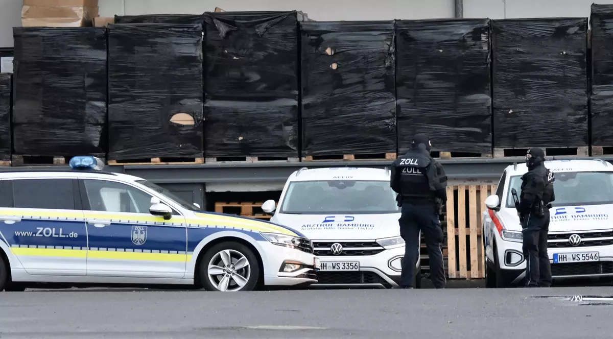 Oameni ai legii surprins în curtea unui depozit.