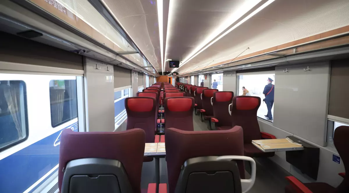 Primul tren modernizat complet al CFR Călători circulă de astăzi pe ruta București-Constanța. FOTO: Dumitru Angelescu (Libertatea)
