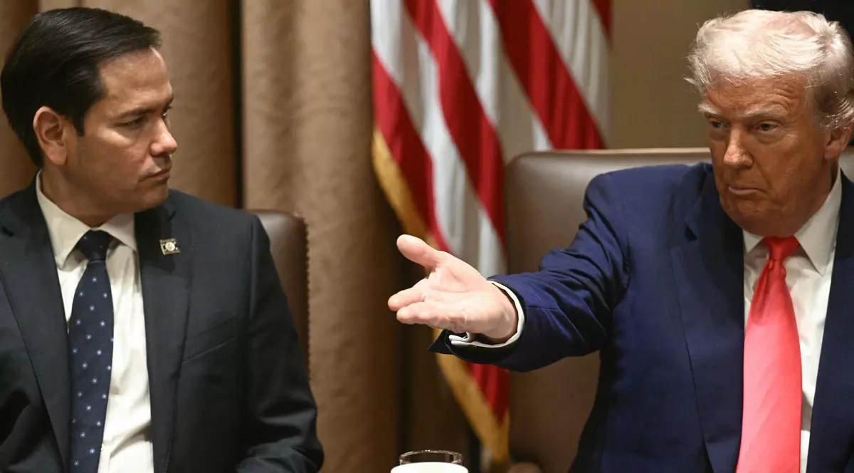 Președintele SUA, Donald Trump, vorbește în timp ce secretarul de stat Marco Rubio îl privește în timpul unei reuniuni a cabinetului în Sala Cabinetului Casei Albe