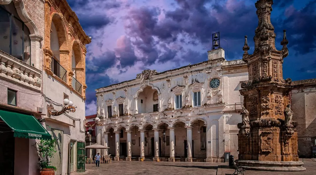 Centrul localității italiene Nardo, unde s-a mutat un amercian ca să fie cât mai departe de un McDonald’s sau Starbucks.