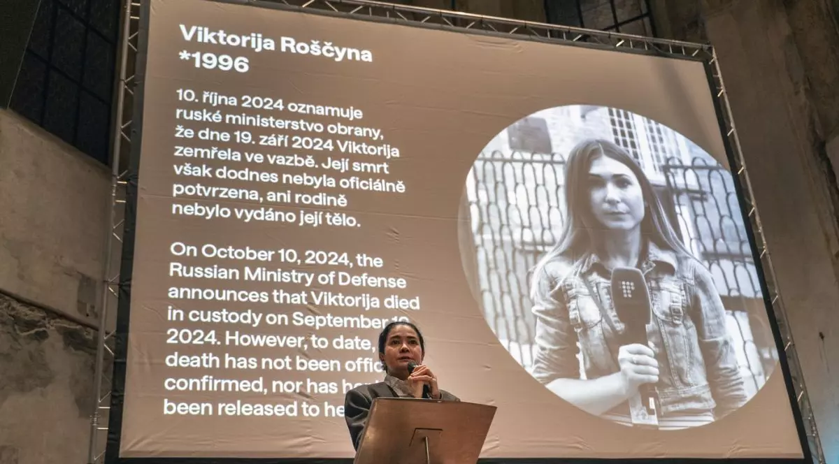 Deschiderea Festivalului de film documentar One World Human Rights și a ceremoniei de decernare a premiilor Homo Homini, 12 martie 2025, Praga. Premiul Homo Homini a fost acordat în memoriam jurnalistei ucrainene Viktoria Roșchina pentru curajul ei de a spune poveștile ucrainenilor din teritoriile ocupate de Rusia.