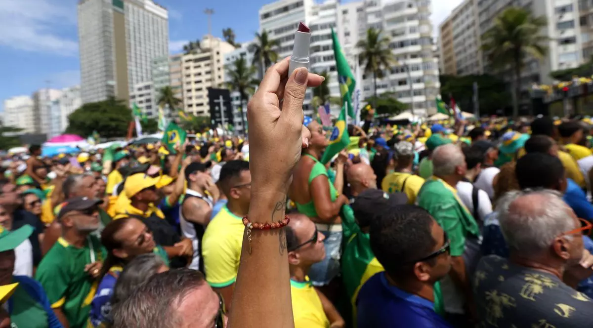 O femeie ridică un ruj în timpul protestelor susținătorilor fostului președinte brazilian Jair Bolsonaro
