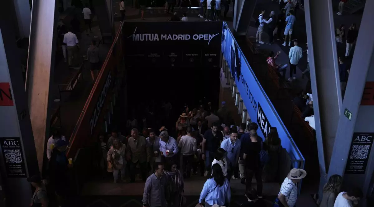Spectatorii se plimbă în interiorul locației turneului de tenis Madrid Open în timpul unei pene generale de curent din Spania