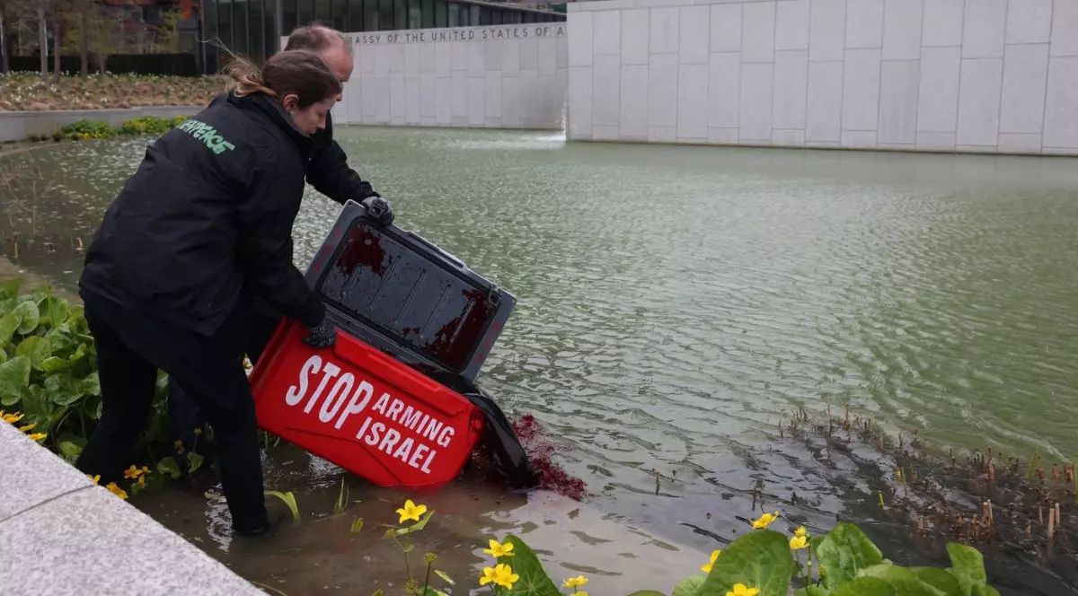 Activiști Greenpeace, arestați după ce au vărsat colorant roșu într-un bazin din fața Ambasadei SUA din Londra | VIDEO