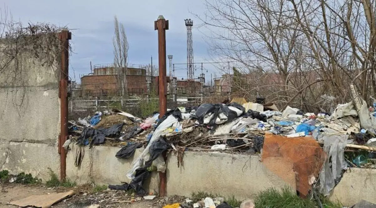 Rafinăria Astra din Ploiești, transformată în groapă de gunoi ilegală. Peste 50 de hectare de teren zac în paragină și au ajuns pericol pentru comunitate