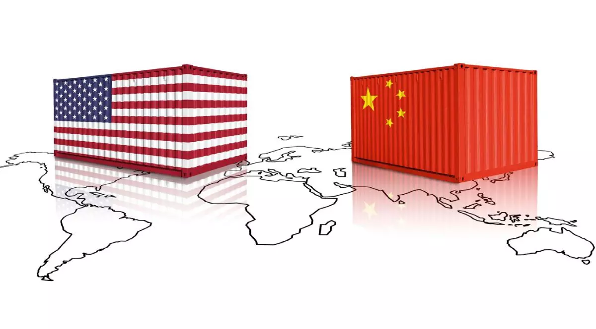 containere fabricate din steaguri din SUA și China pe o hartă a lumii. China și Statele Unite ale Americii război comercial, taxe și tarife