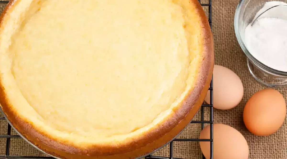 Pască fără aluat - rețete - O pască este pusă pe un gratar la răcit, iar pe masa se afla câteva ouă și un castron cu smântână