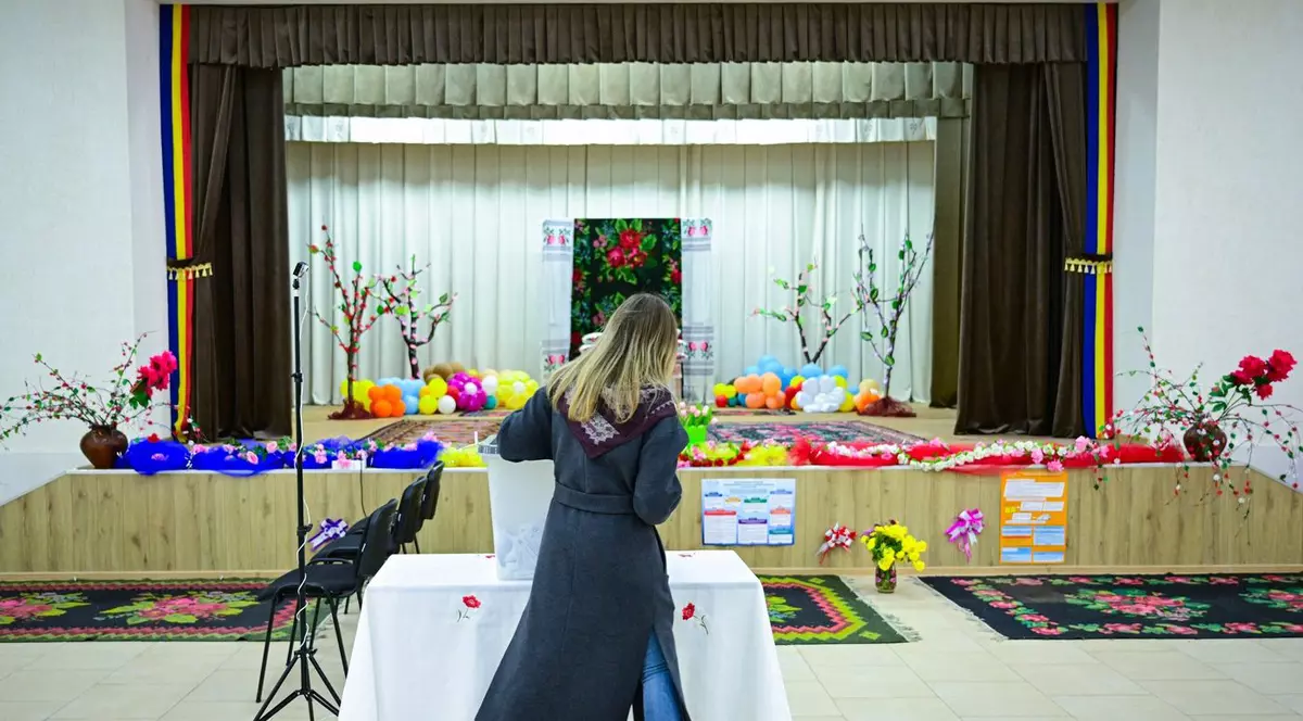 O tânără surprinsă în timp ce votează la Costești, în nordul Republicii Moldova Foto: Profimedia
