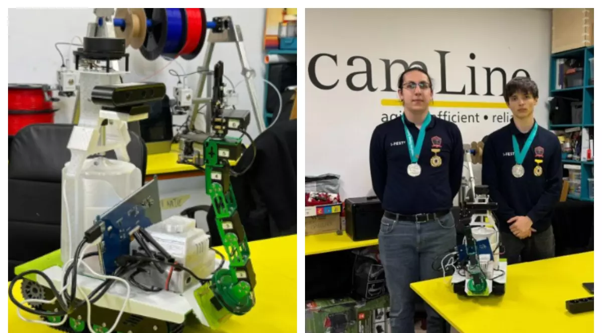 În prima imagine este ilustrat un robot care stă pe o masă galbenă. În partea dreaptă apar doi elevi, care au medalii la gât și sunt îmbrăcați în bluze negre.