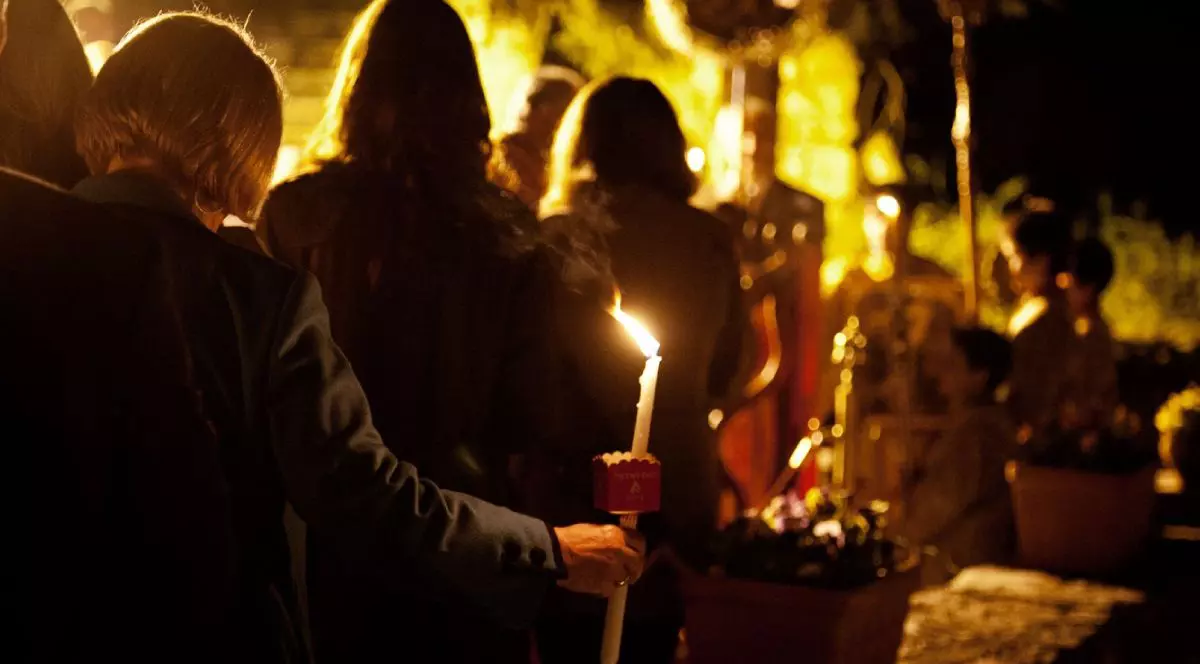 Slujbă Înviere de Paște. oameni noaptea, cu fata spre altar, cu lumânări aprinse în mâini