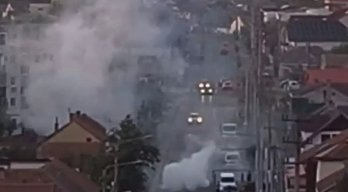 Poză cu fumul scos de mașina turată de un bărbat pe o stradă din Arad