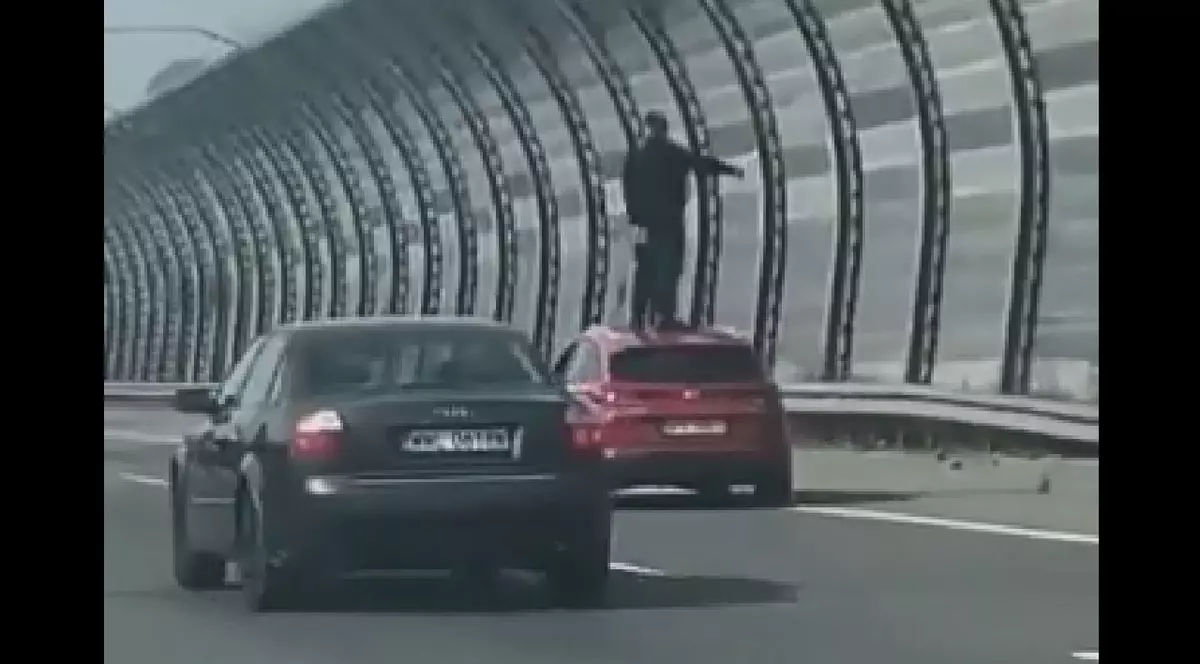 Un șofer s-a urcat în mers pe plafonul mașinii, a făcut accident, s-a dezbrăcat și a fugit pe jos, pe autostradă, la Varșovia | VIDEO