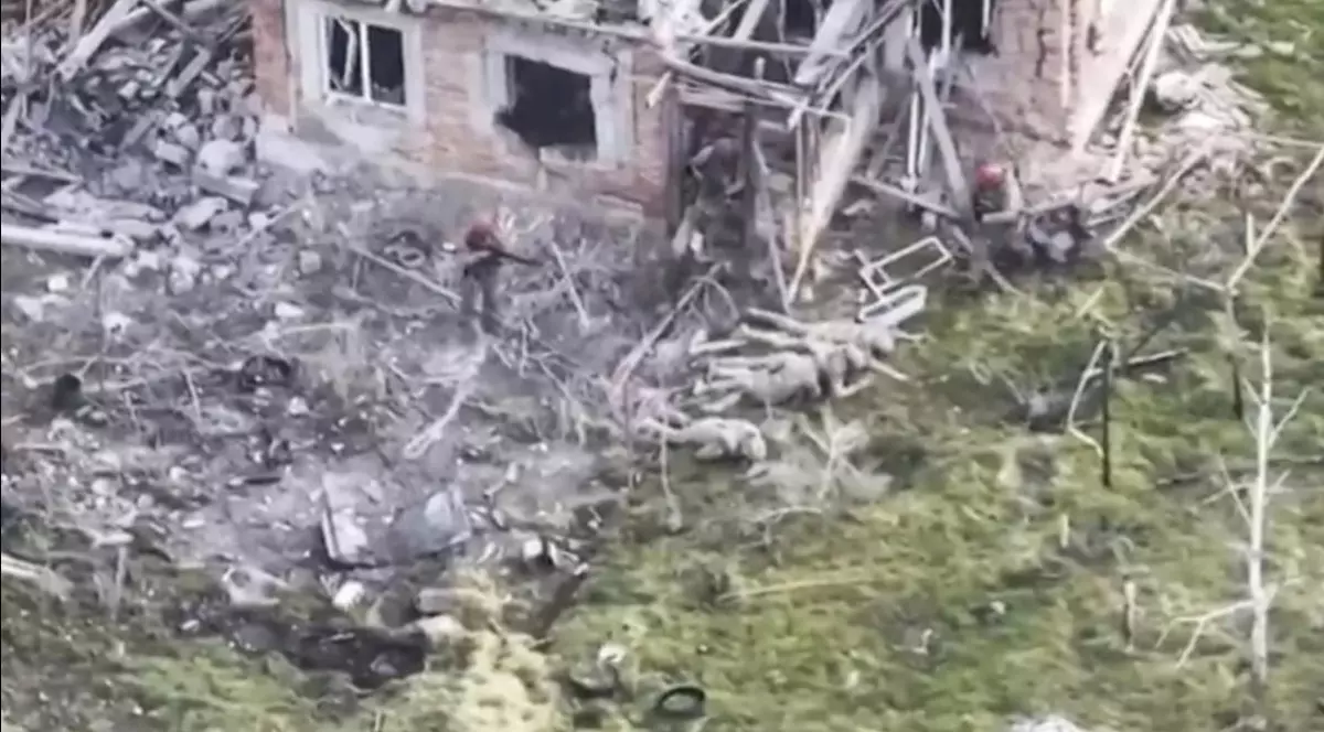 Soldat rus surprins în timp ce execută prizonieri de război Captură X